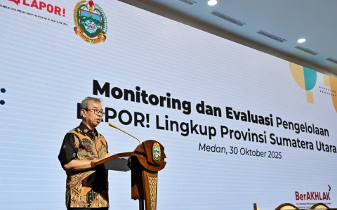 Ahmad Yazid Matondang mewakili Kadis Kominfo Sumut Erwin Hotmansah Harahap membuka Monitoring dan Evaluasi Pengelolaan Lapor! Lingkup Provinsi Sumatera Utara di Aula Raja Inal Siregar Kantor Gubernur Sumut Jalan Diponegoro Nomor 30 Medan, Kamis (30/10/2025).