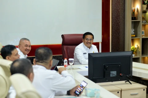 Togap Simangunsong menghadiri Entry Meeting Gabungan Pemeriksaan Tematik Ketahanan Pangan Nasional yang diselenggarakan oleh Badan Pemeriksa Keuangan (BPK) RI secara daring melalui aplikasi Zoom meeting di Ruang Smart Province Lantai 6 Kantor Gubernur Sumut Jalan Diponegoro Kota Medan, Rabu (22/10). 