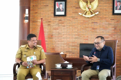 Bobby Afif Nasution, didampingi OPD menerima audiensi jajaran Direksi PT Telkom di Kantor Gubernur Sumut, Jalan Pangeran Diponegoro Nomor 30 Medan, Senin (6/10/2025).