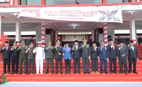 Bupati Tapanuli Tengah (Tapteng), Masinton Pasaribu,  didampingi Wakil Bupati Tapteng, Mahmud Efendi Lubis foto bersama Forkopimda Kabupaten Tapteng.