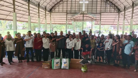 Bantuan Kemensos yang diserahkan oleh Pokja Anak Balai Centra Insyaf yang disaksikan langsung Wakil Bupati Tapanuli Tengah, Mahmud Efendi Lubis, beserta Dinas Sosial setempat.