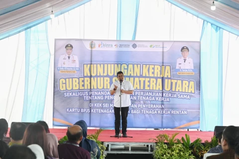 Bobby Nasution menyerahkan secara simbolis Kartu BPJS Ketenagakerjaan bagi pekerja rentan kepada Bupati/Walikota se-Sumatera Utara di Kawasan Ekonomi Khusus (KEK) Sei Mangkei, Kabupaten Simalungun, Kamis (9/10/2025).