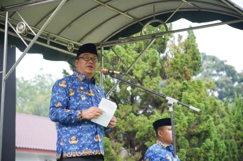 Bupati Deli Serdang, dr H Asri Ludin Tambunan memberi arahan pada Apel Gabungan ASN di halaman Kantor Bupati Deli Serdang, Rabu, 17 September 2025 lalu. Saat itu, Bupati menyatakan kegeramannya atas adanya kasus dugaan jual beli jabatan kepala sekolah yang terjadi.