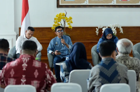 Dinas Kesehatan Provinsi Sumut dan Badan Gizi Nasional (BGN) Regional Sumut melakukan Konferensi Pers terkait Kolaborasi untuk generasi emas : Pastikan Makanan Gratis yang Aman, Bergizi, dan Bermutu. Kegiatan yang difasilitasi Dinas Kominfo Sumut ini berlangsung di Lobby Dekranasda Lantai 1 Kantor Gubernur Sumut Jalan Diponegoro Kota Medan, Rabu (1/10).