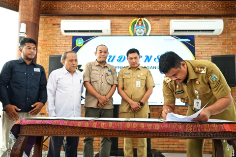 Muhammad Bobby Afif Nasution menandatangani Memorandum of Understanding (MoU) dengan sejumlah Non-Governmental Organization (NGO) di bidang lingkungan, di Kantor Gubernur Sumut, Jalan Diponegoro Nomor 30, Medan, Senin (27/10/2025). Muhammad Bobby Afif Nasution menandatangani Memorandum of Understanding (MoU) dengan sejumlah Non-Governmental Organization (NGO) di bidang lingkungan, di Kantor Gubernur Sumut, Jalan Diponegoro Nomor 30, Medan, Senin (27/10/2025).