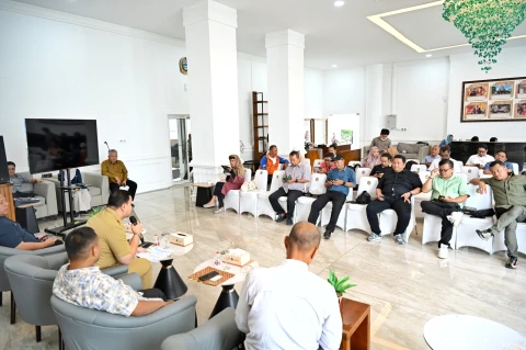 Konferensi Pers terkait "Mengoptimalkan Bantuan Pemerintah Sebagai Instrumen Pemberdayaan dan Peningkatan Kesejahteraan Sosial di Daerah" Kegiatan difasilitasi Dinas Kominfo Sumut ini berlangsung di Lobby Dekranasda Lantai 1 Kantor Gubernur Sumut Jalan Diponengoro Nomor 30 Medan, Selasa (21/10/2025).