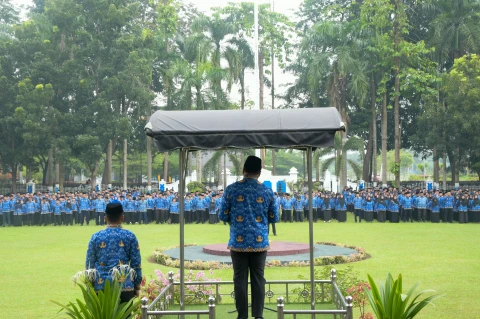 Bupati Deli Serdang, dr H Asri Ludin Tambunan memberi arahan pada Apel Gabungan ASN di halaman Kantor Bupati Deli Serdang, Rabu, 17 September 2025 lalu. Saat itu, Bupati menyatakan kegeramannya atas adanya kasus dugaan jual beli jabatan kepala sekolah yang terjadi.