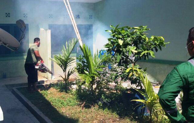 Cegah DBD, DanDenkesyah Sibolga Laksanakan Fogging