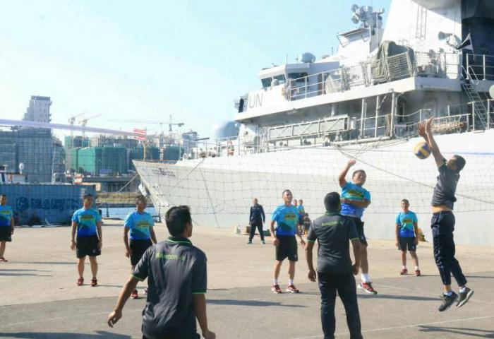 Pasukan Garuda Bersama Pasukan Bangladesh Gelar Pertandingan Voli
