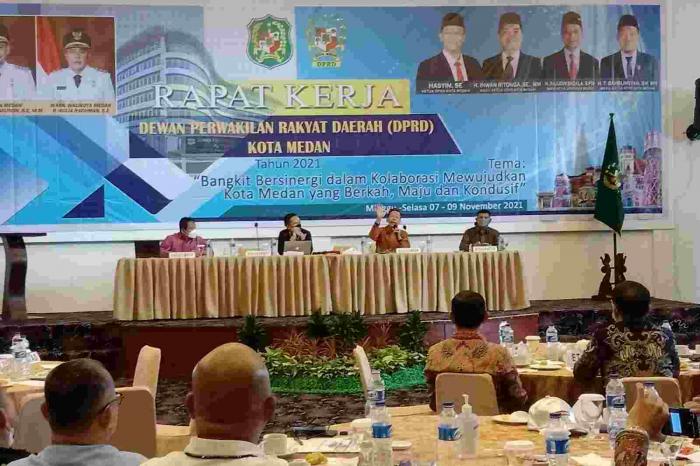 Pembukaan Rapat Kerja Tahun 2021 Anggota DPRD Kota Medan, Minggu (7/11/2021).