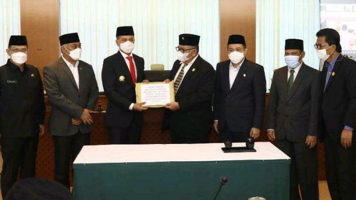 Musa Rajekshah menyampaikan penjelasan Gubernur Sumut terhadap Ranperda tentang perubahan atas Perda Sumut Nomor 5 Tahun 2019 tentang RPJMD Sumut 2019-2023 di Gedung DPRD Provinsi Sumut, Kamis (4/11).