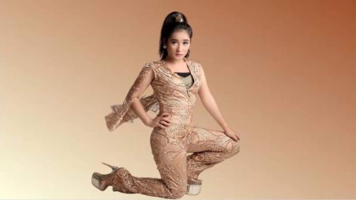 Azizah Maumere, Penyanyi Dangdut Indonesia. 