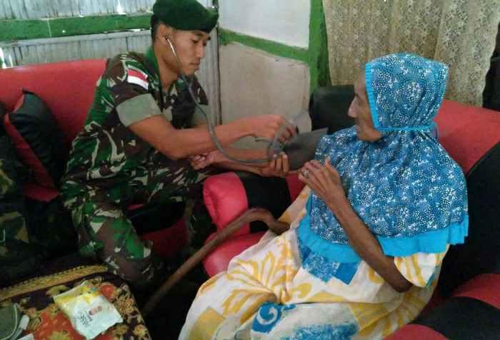 Satgas Yonarmed 1 Kostrad Periksa Masyarakat Iha