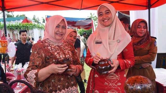 Ketua TP PKK Provinsi Sumatera Utara (Sumut) Nawal Lubis dan Ketua TP PKK Kabupaten Batubara Maya Indriasari Zahir