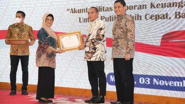 dr Susanti Dewayani SpA menerima Piagam Penghargaan Opini Predikat WTP, Kamis (3/11).