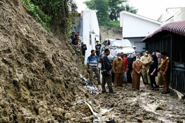 Peninjauan lokasi dan para korban longsor oleh Wali Kota Pematang Siantar, Selasa (1/11)