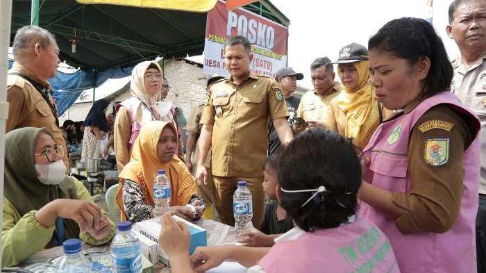 Adlin Tambunan mengunjungi warga yang mengungsi karena banjir