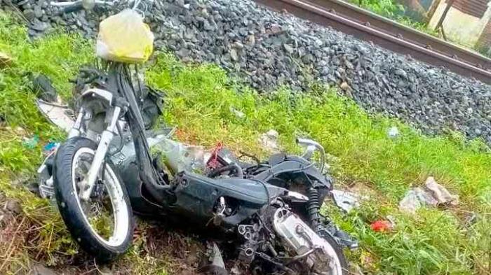 Sepeda motor korban hancur di pinggir rel kereta api 