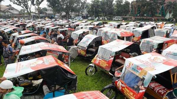 Ribuan becak bermotor Ganjar Milenial Center konvoi dan bagi-bagi sembako