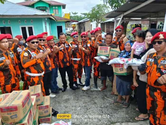 Penyerahan bantuan dari KOTI PP Sumut kepada warga terdampak banjir di Sergai, Jumat (18/11)