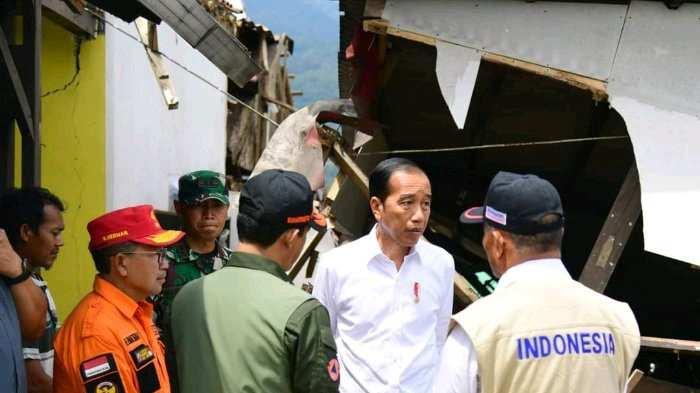 Presiden Jokowi saat meninjau langsung lokasi terdampak gempa bumi di Kecamatan Cugenang, Kabupaten Cianjur, Jabar, Selasa (22/11/2022).