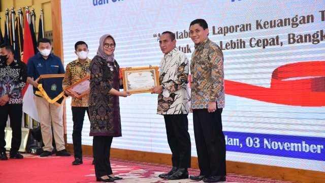 Pj Bupati Tapanuli Tengah, Yetty Sembiring menerima langsung sertifikat WTP dari Gubernur Sumatera Utara, Edy Rahmayadi
