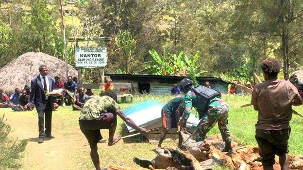 Kedatangan Personel Pos Malagayneri ke tempat duka juga membantu kelancaran acara