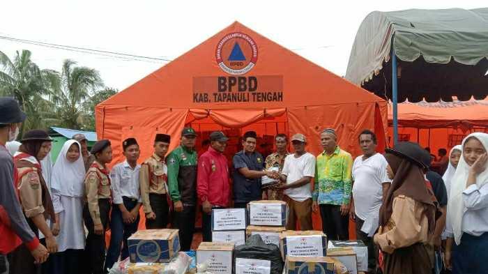 Apre Solli Manalu menerima langsung bantuan dari PMR dan Pramuka MTs Negeri 2 Tapanuli Tengah, yang diserahkan langsung oleh Wakil Kepala bagian Humas, Aswin Hasibuan, S.Pd sebagai perwakilan keluarga besar Negeri 2 Tapanuli Tengah.