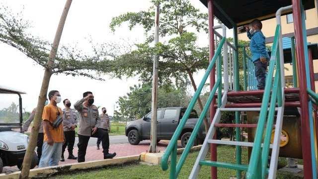 Irjen Pol Panca Putra Simanjuntak mengajarkan Al Faqih cara memberi hormat 