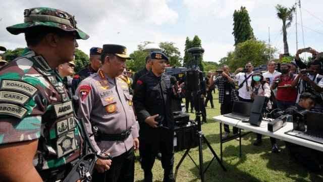 Panglima TNI dan Kapolri meninjau kesiapan sejumlah peralatan pengamanan KTT G20 