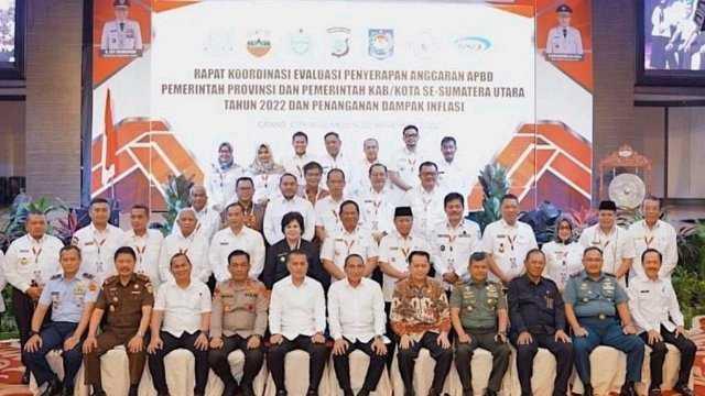 Kepala Daerah Kabupaten/Kota Se Sumut foto bareng Gubernur dan Wakil Gubernur bersama Forkopimda Provsu.