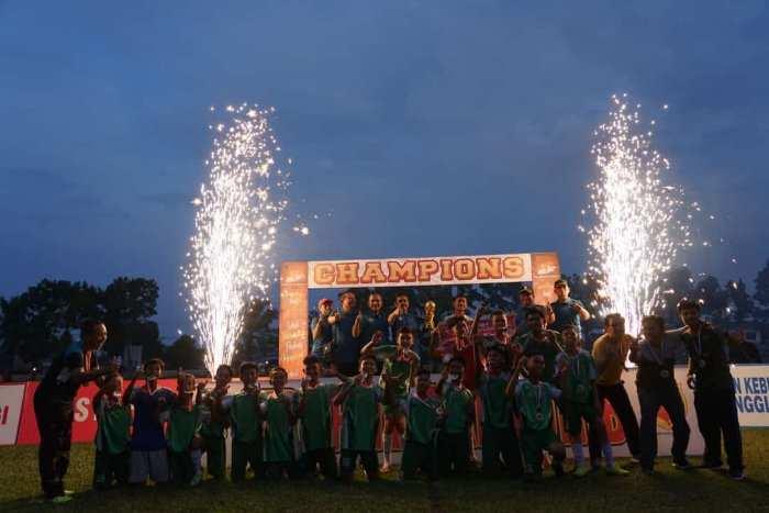 Final Turnamen sepak bola pelajar memperebutkan Piala Danyon B Sat Brimob Polda Sumatera Utara, Senin sore (21/11/2022)