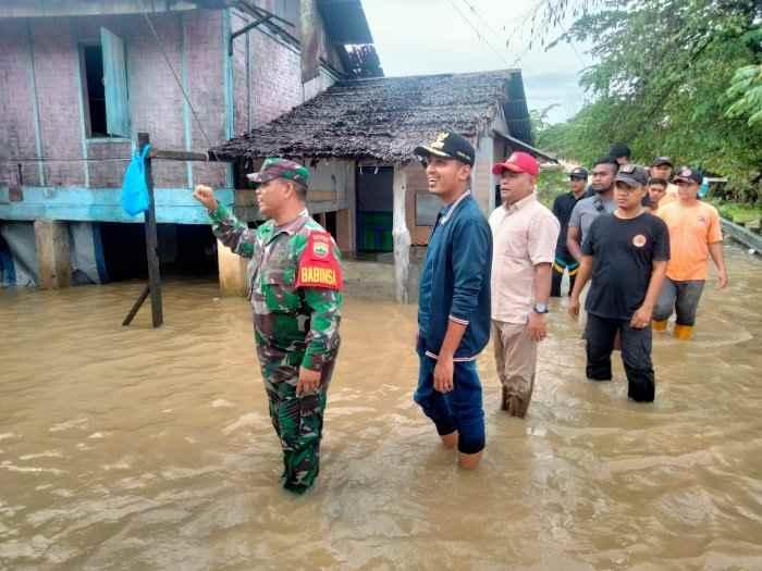 Satgas BPBD dan aparat setempat meninjau lokasi banjir 