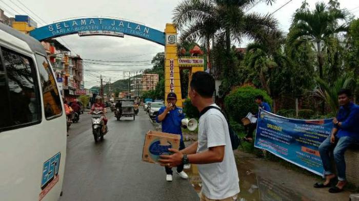 Pengurus DPD KNPI Tapanuli Tengah saat menggalang dana.