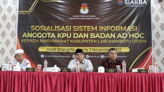 Ket : Tengah, Komisioner KPU Labura Divisi Sosialisasi Pendidikan Pemilih Partisipasi Masyarakat dan Sumber Daya Manusia (SDM) Syafru El Fauzi