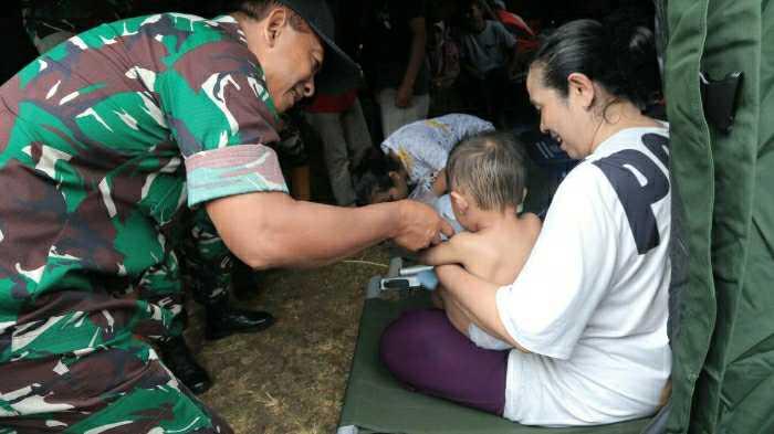 Kapusziad menyapa sekaligus memberikan bantuan berbentuk sembako kepada para pengungsi