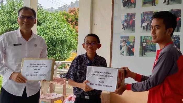 Penggalangan dana bagi korban banjir di Barus oleh PMR SMPN 1 Pandan 