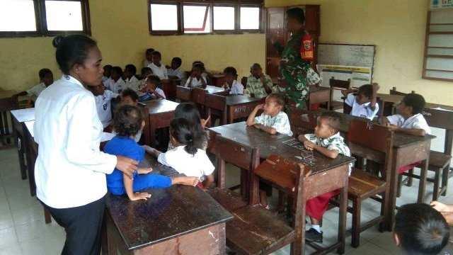 Koramil 1710-07/Mapurujaya melaksanakan pembinaan wawasan kebangsaan kepada siswa-siswi SD YPPK Kaugapu, Sabtu (05/11/2022).