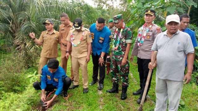 Peninjauan pintu air di Jalan Bantara Raya, Lingkungan XII, Kelurahan Berngam, yang kini jebol karena luapan air Sungai Bingai, Selasa (1/11).