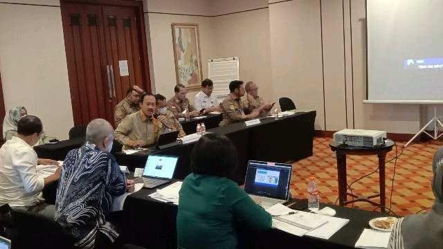Sekdaprov Sumut Arief Sudarto Trinugroho didampingi Plt Kadis Kominfo Sumut Ilyas S Sitor menghadiri acara Monitoring dan Evaluasi (Monev) Keterbukaan Informasi Publik 2022, Selasa (1/11).