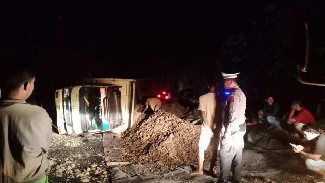 Kasat Lantas turun mengatur lalulintas dampak truk terbalik di jalan lintas Sibolga - Tarutung 