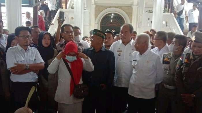 Bupati Asahan (rambut putih) berdialog dengan perwakilan Nakes non ASN se-Kabupaten, Rabu (23/11)