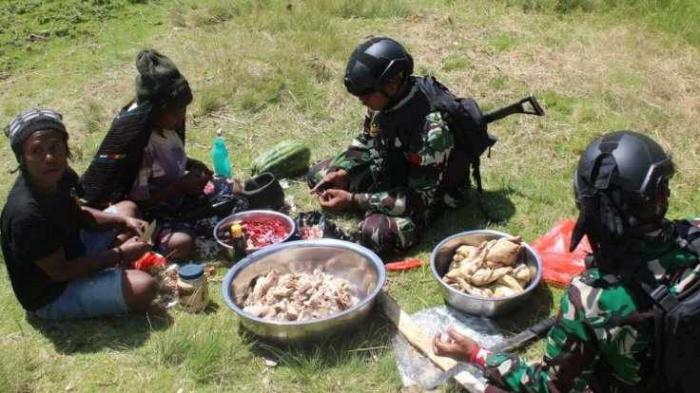 Danpos Tima ini berkunjung ke rumah Tokoh Pemuda Desa Manggalome, Distrik Balingga Bapak Bakar Wenda