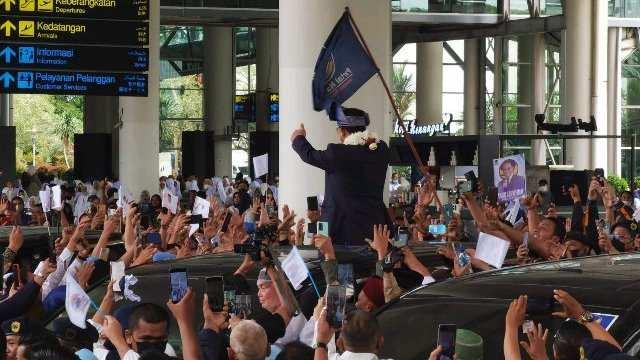 Ribuan pendukung menyambut di Bandara Kualanamu saat kedatangan Anies Baswedan, Jumat (4/11/2022)