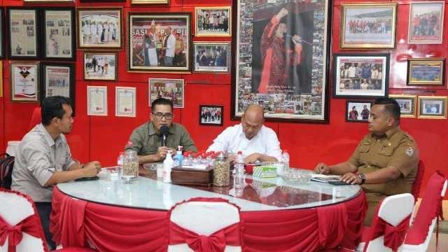 Bupati Taput bersama Kepala Balai Pemantapan Kawasan Hutan (BPKH) Wil I Medan, Pernando Lumbantobing dan Tim Tata Batas TORA (Tanah Objek Reforma Agraria), Senin (7/11)