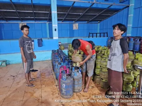 Pelaku dan barang bukti saat diamankan polisi 