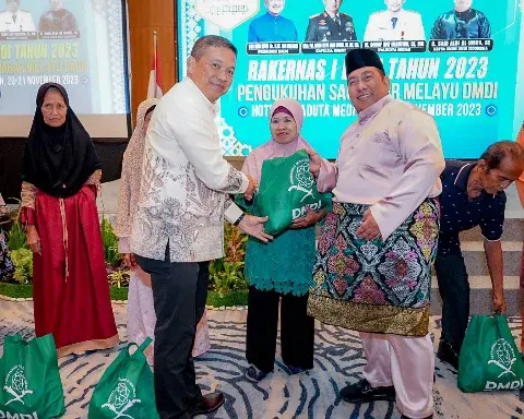 Irjen Pol Agung Setya Imam Effendi menerima Gelar Kehormatan Tun Perak DMDI