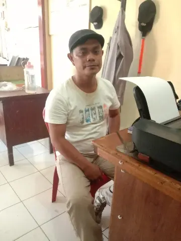 Adrianus Zendrato saat membuat laporan pengaduan 
