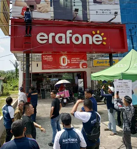 Tim Bapenda Labuhanbatu saat melakukan penertiban objek pajak reklame.