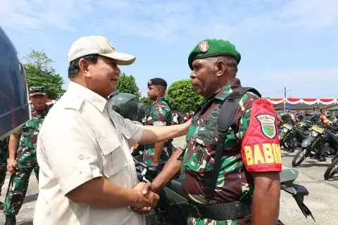 Menhan Prabowo Subianto menyapa prajurit TNI di Papua